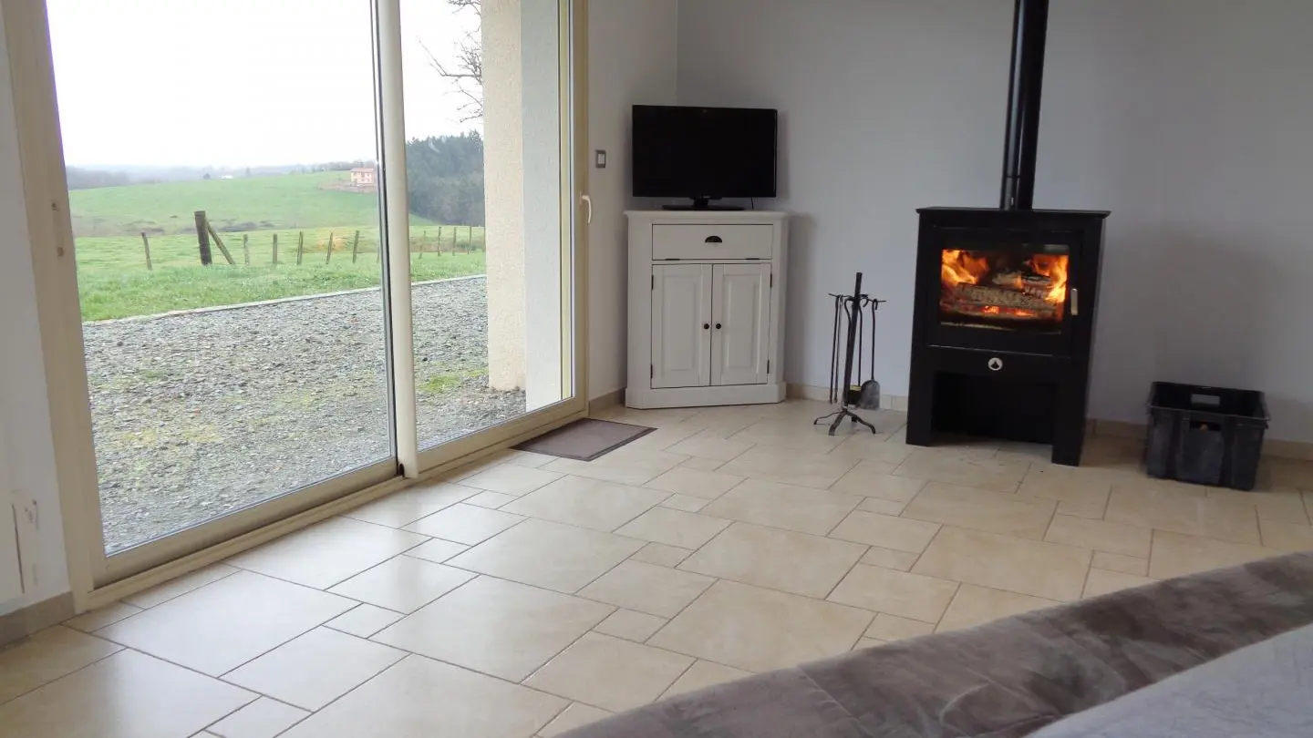 Au coin du feu avec vue sur la campagne environnante.