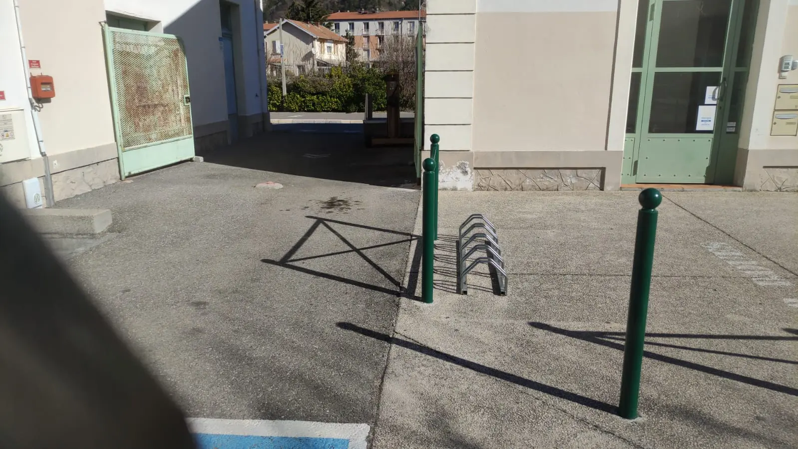 Rack à vélo devant la gare SNCF de Sisteron