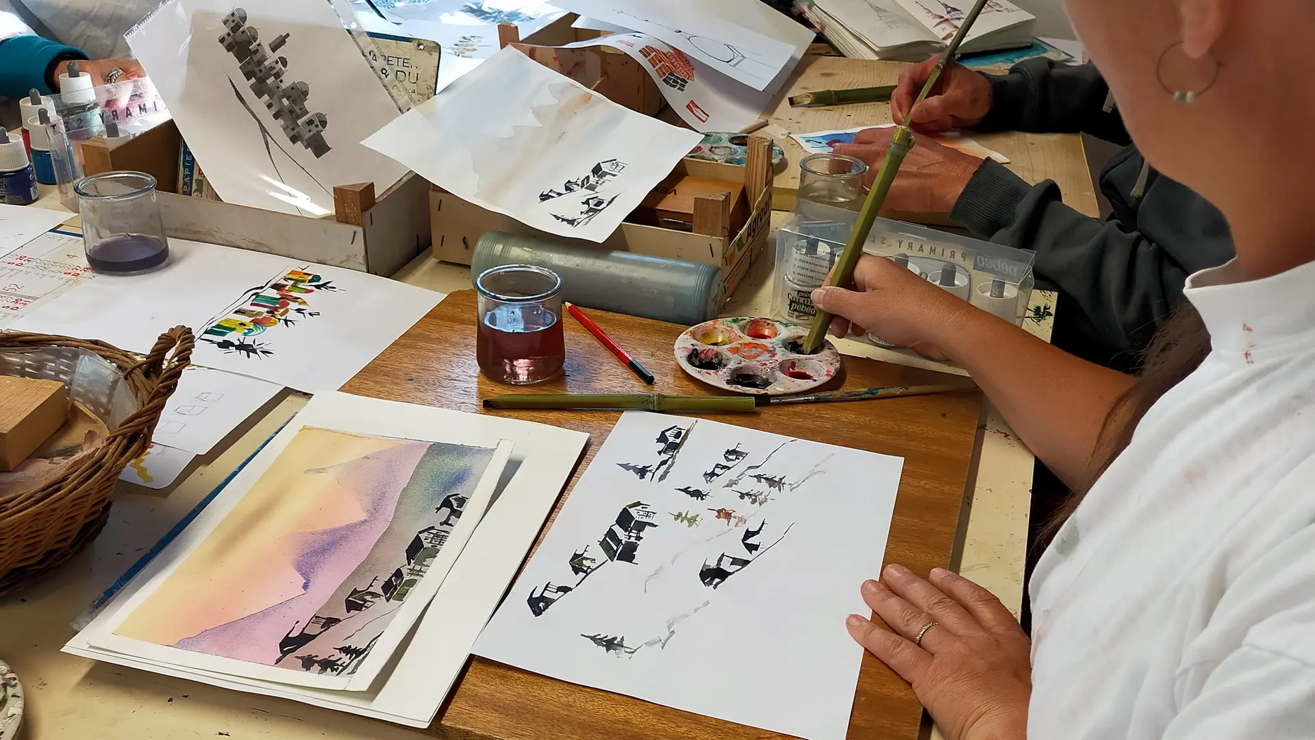 Atelier de calligraphie et peinture en groupe