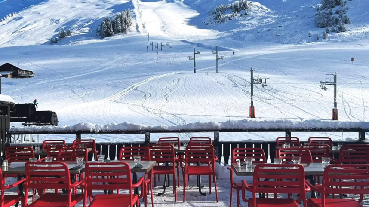 Vue sur les pistes du Choucas depuis la terrasse du restaurant