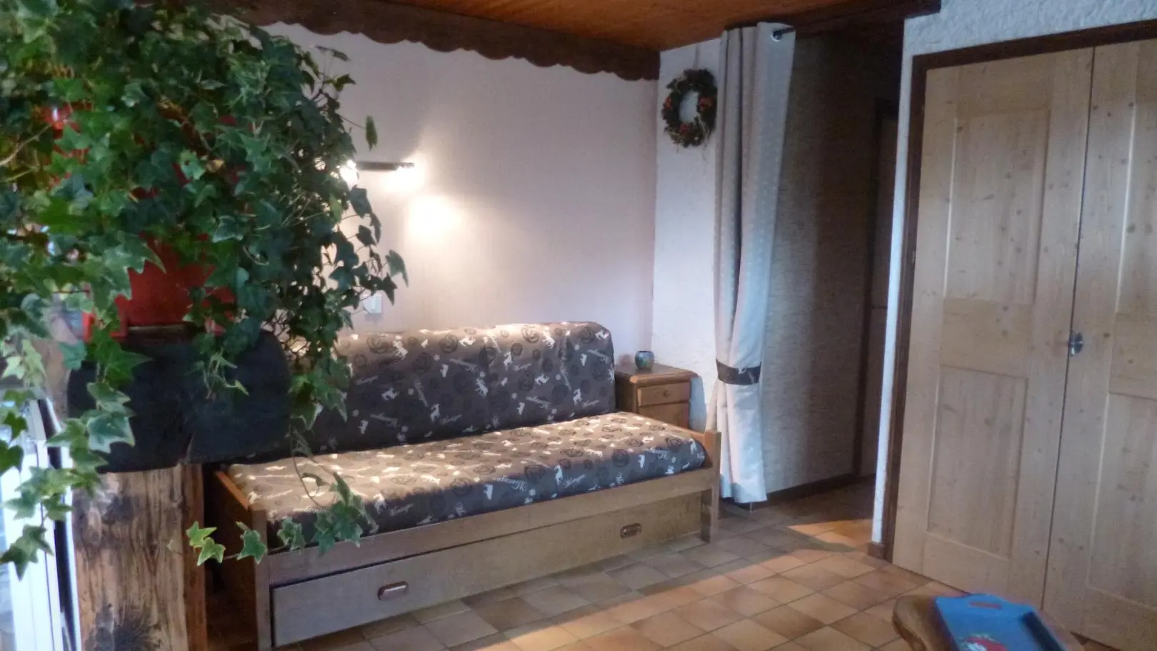 COIN SALON.
2 COUCHAGES 90CM