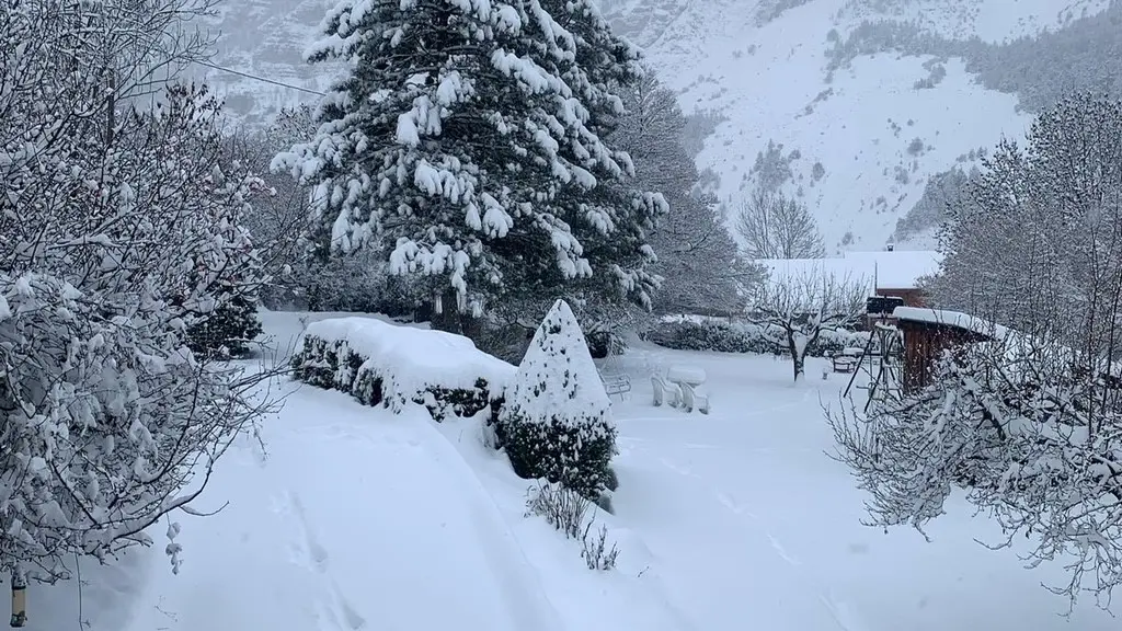 Si beau le terrain avec les montagnes derrière