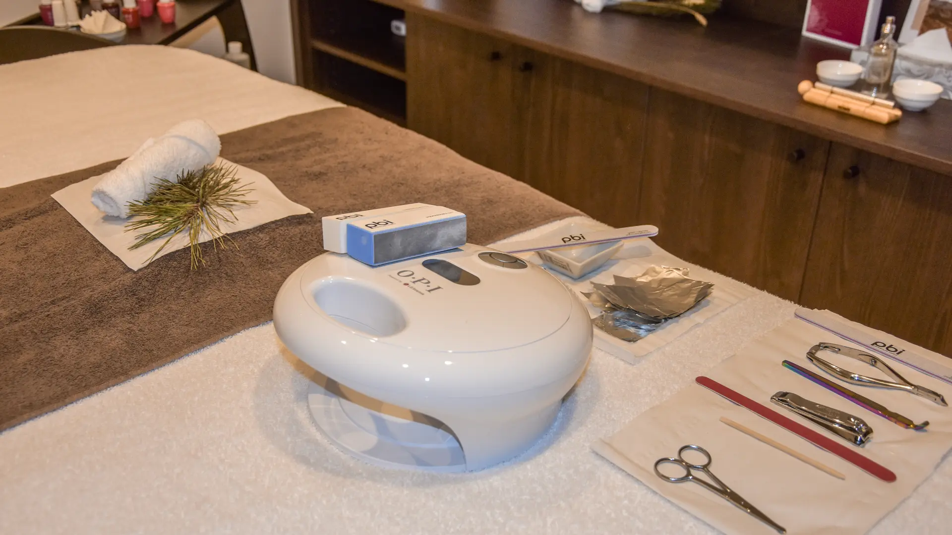 Soins ongles et mains, gommage, massage, pose de vernis semi-permanent