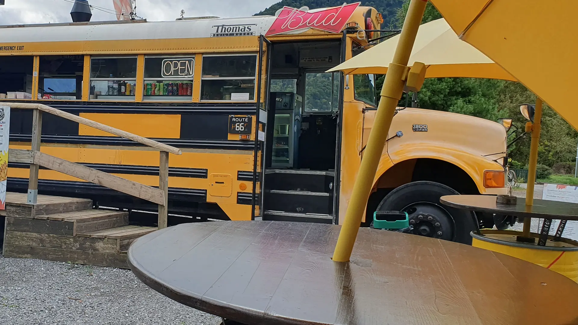 bus jaune restaurant