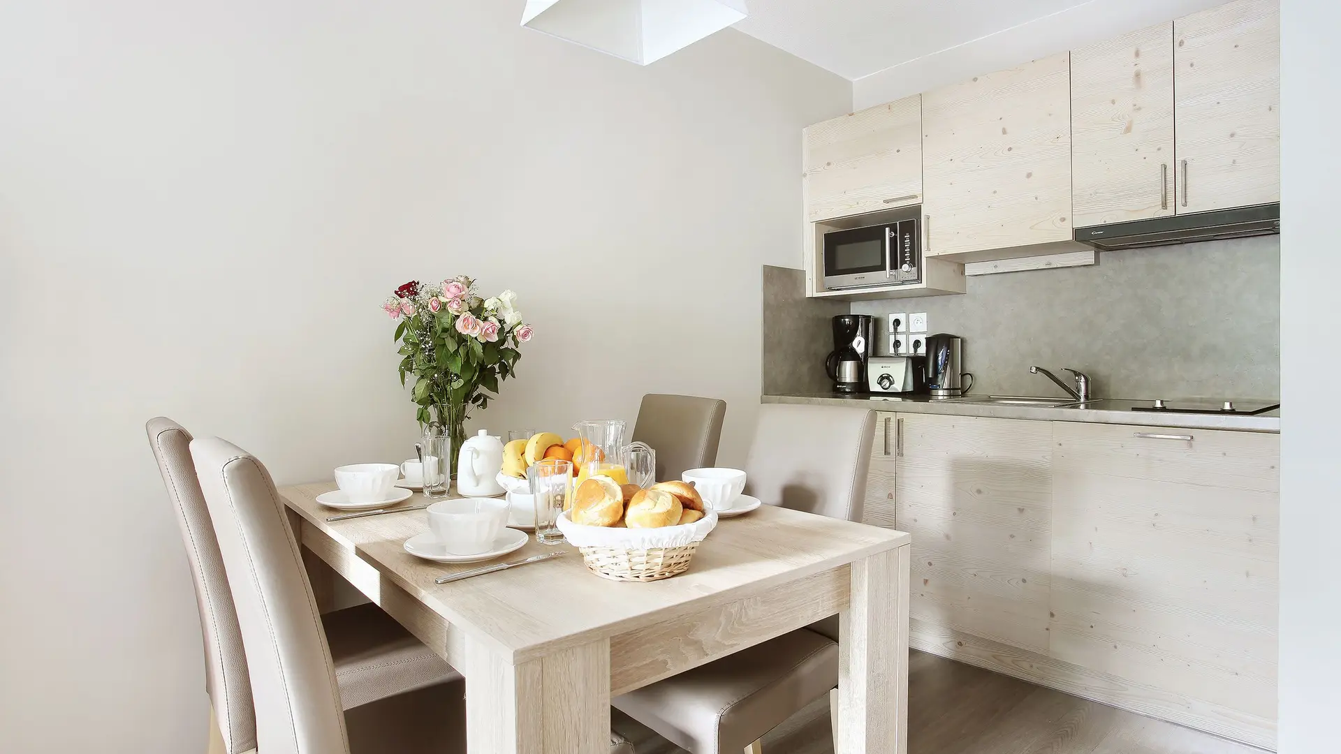 Salon d'un appartement pour 4 personnes avec vue sur l'espace cuisine