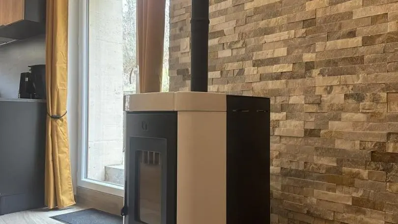 Poele à pellets qui assure le chauffage du logement