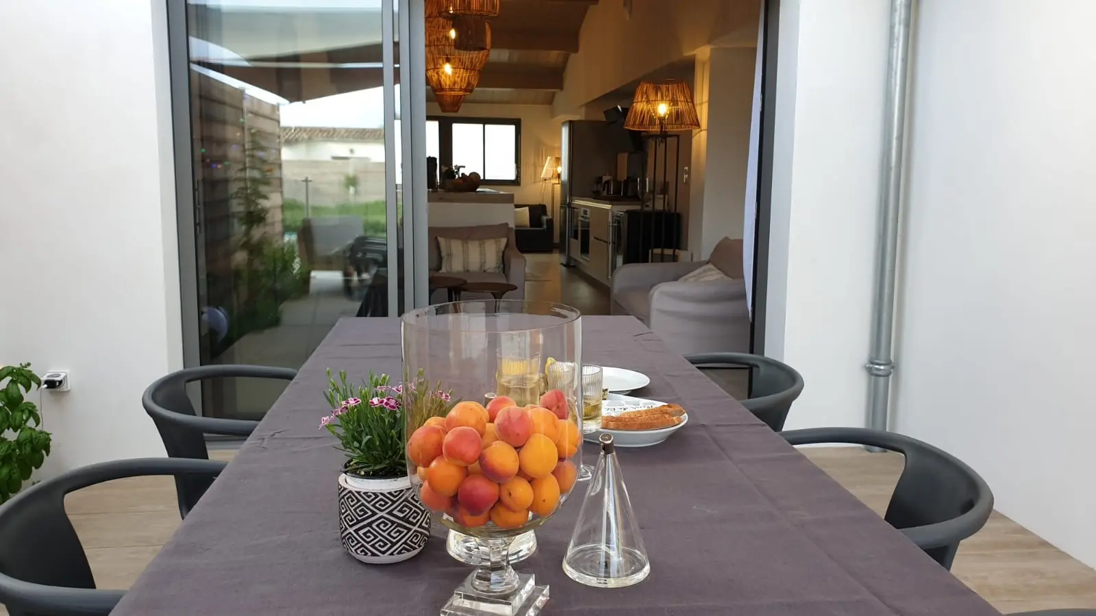 Terrasse privative aménagée face à la piscine chauffée