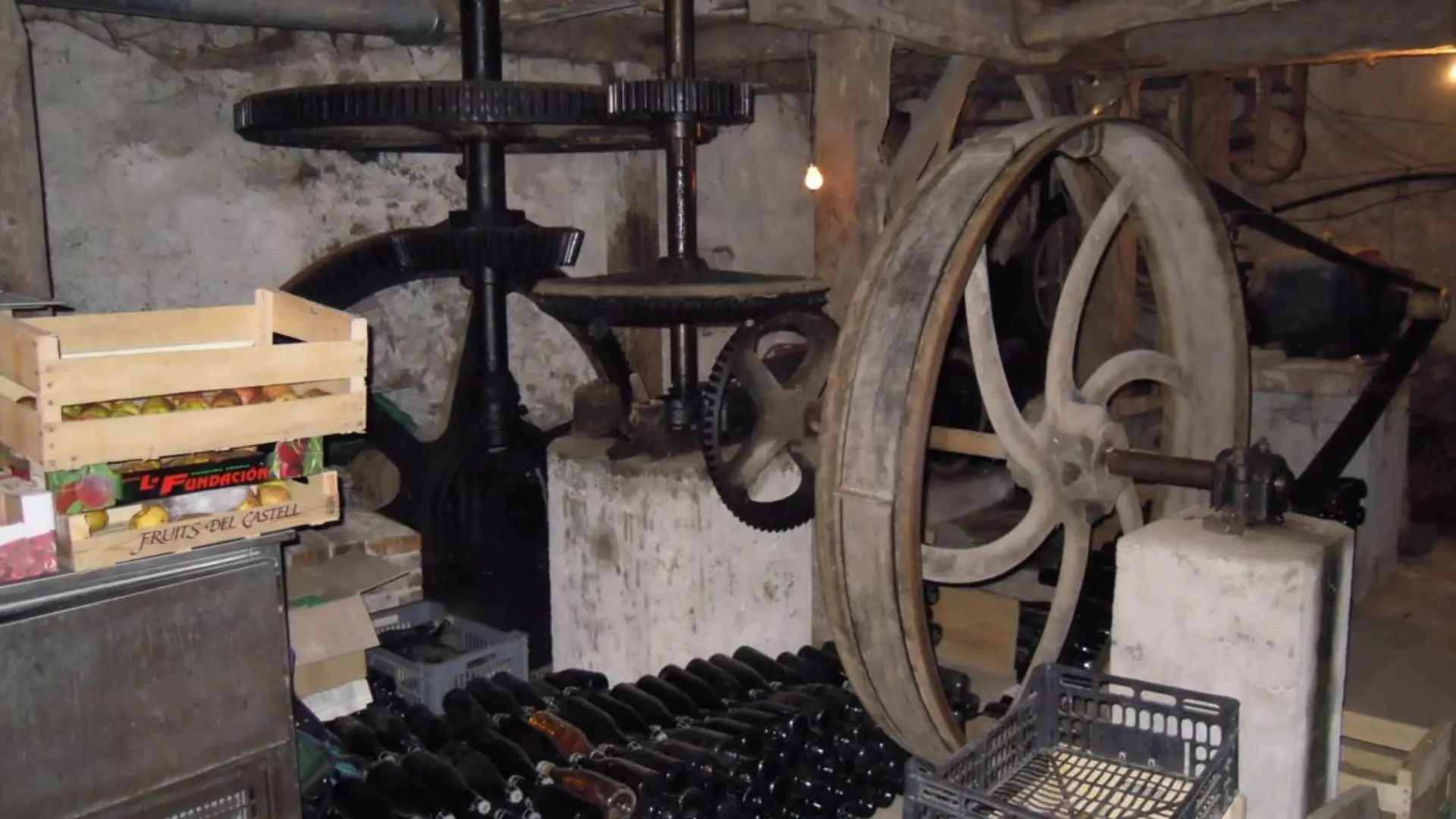 Intérieur du Moulin et réserve de cidre...
