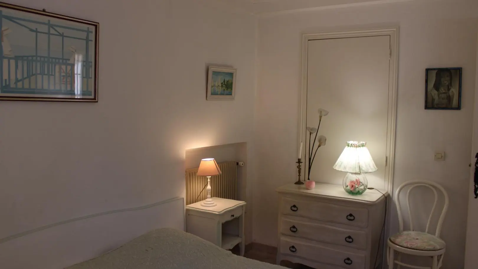 Gîte la Pairoulette - l'Eglantine - Chambre et commode-Vallauris- Gîtes de France Alpes-Maritimes