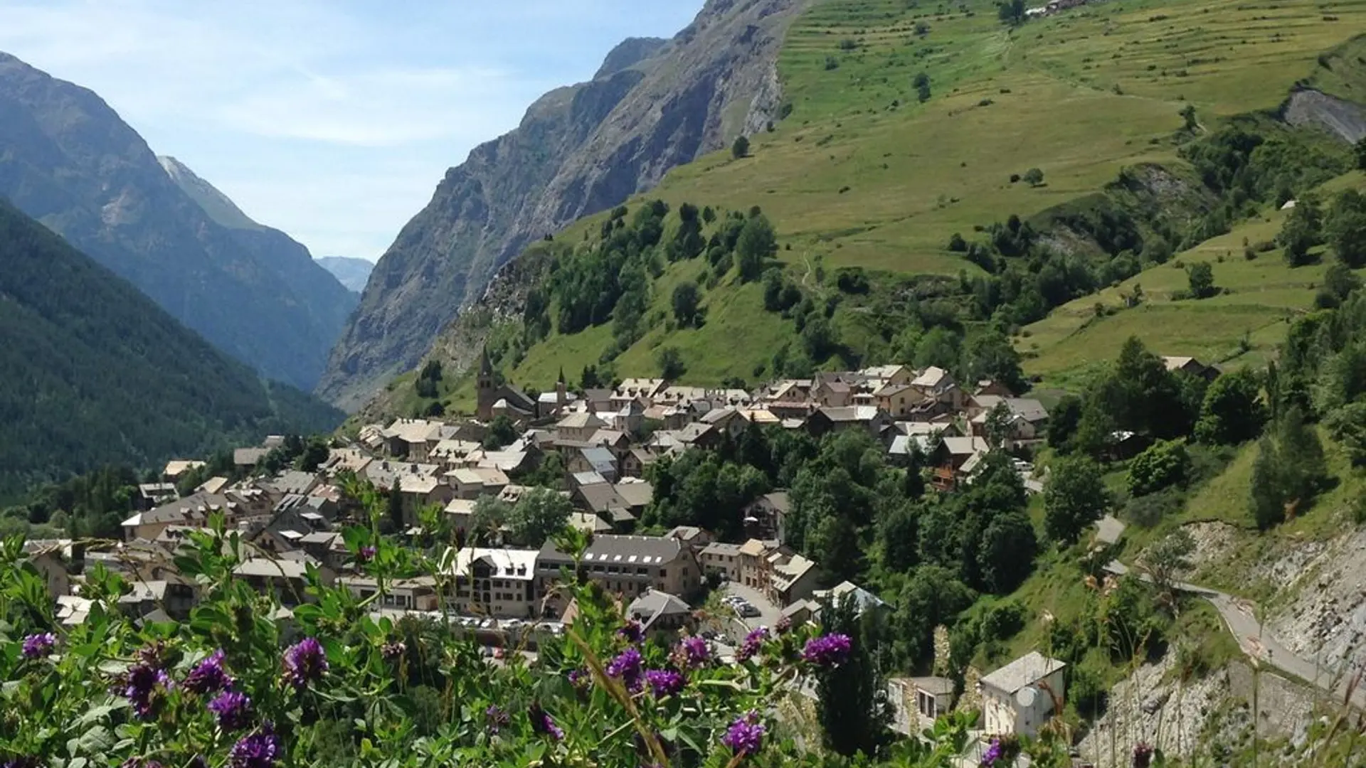 Le village de La Grave sous le soleil