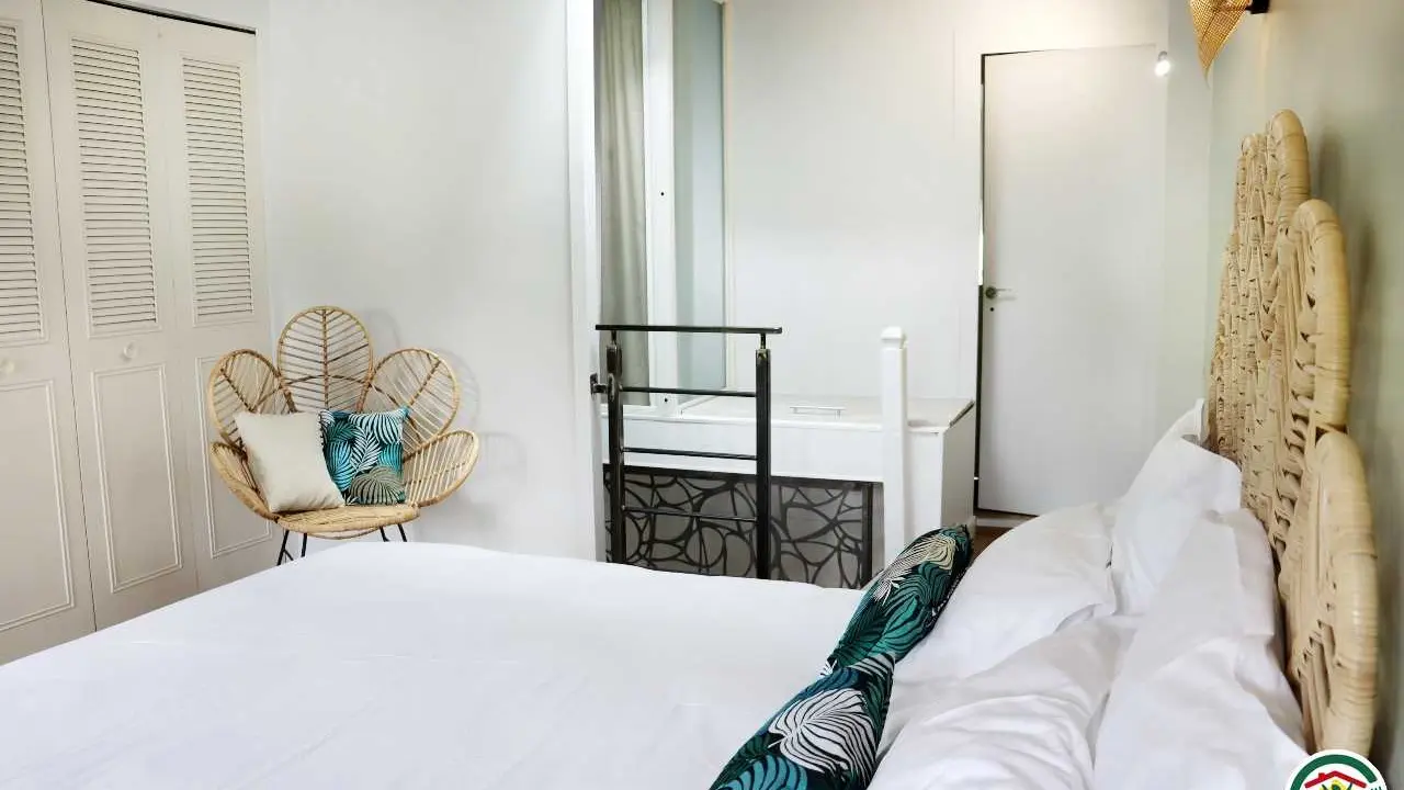 2eme niveau : Chambre avec lit double (140x190), salle d'eau privative, WC.