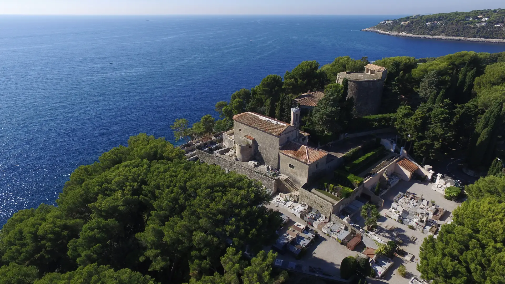 Vue aérienne du cimetière marin et de la pointe Saint-Hospice