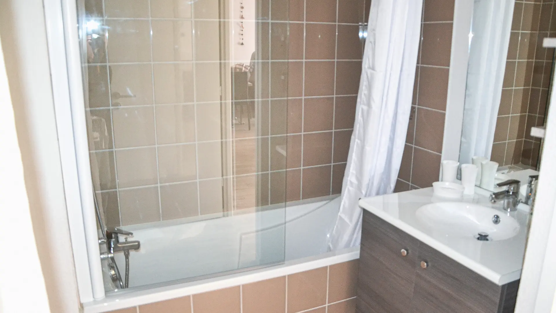 Salle de bain avec baignoire