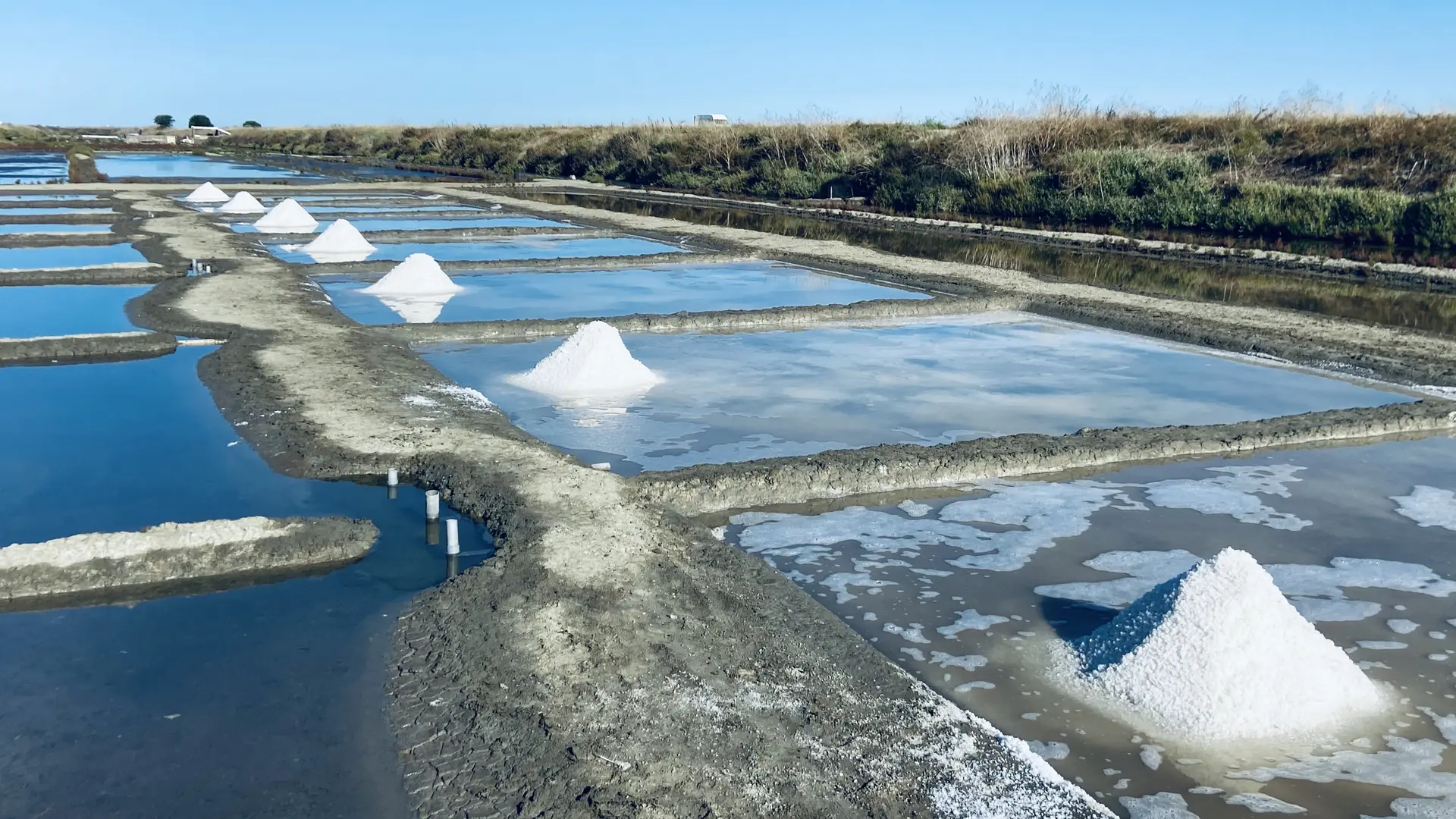 Le marais salant du Sel d'Isabelle - Tas de gros sel