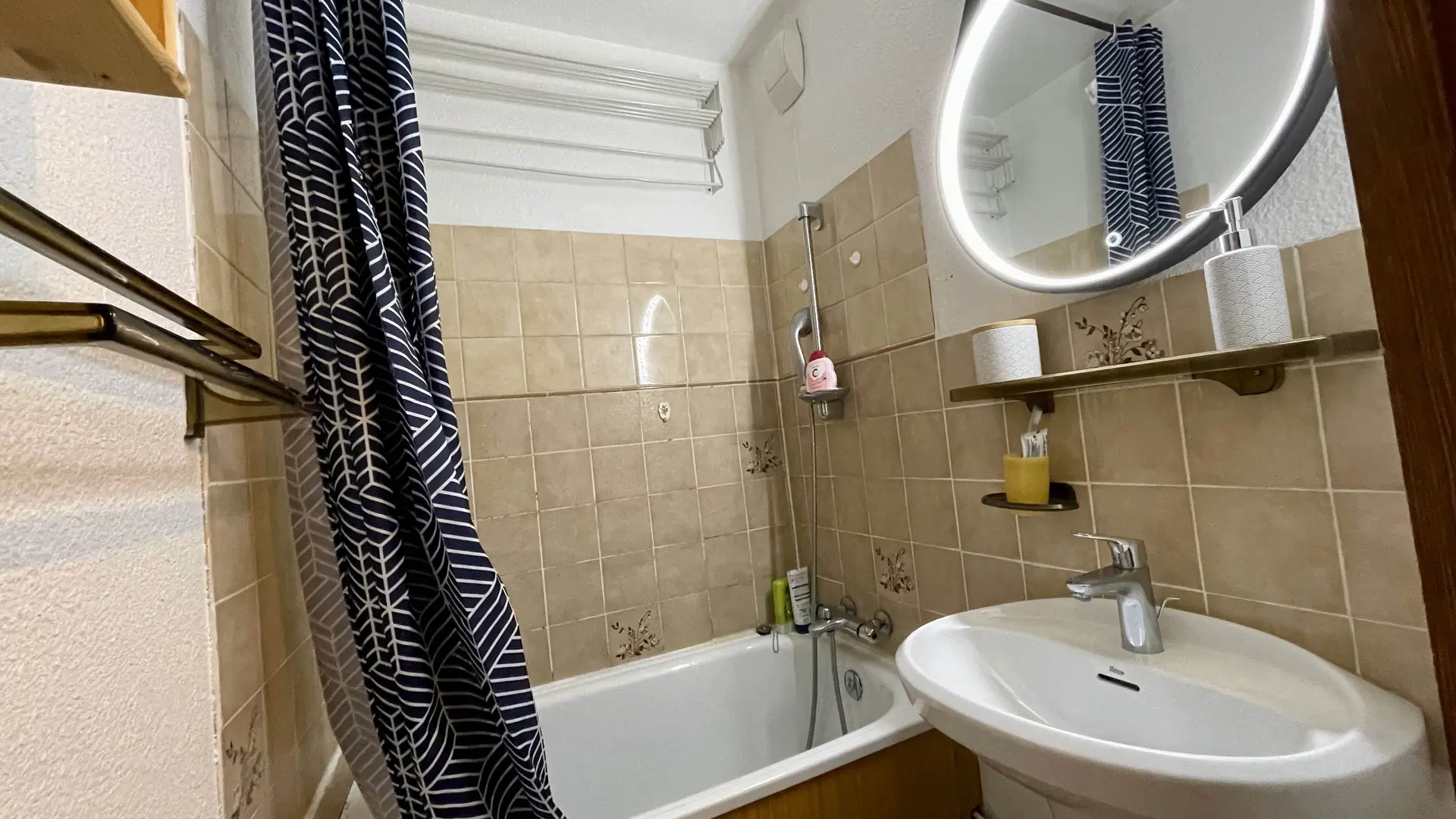 Baignoire et douche,rideau, lavabo sur pied, étagère et miroir