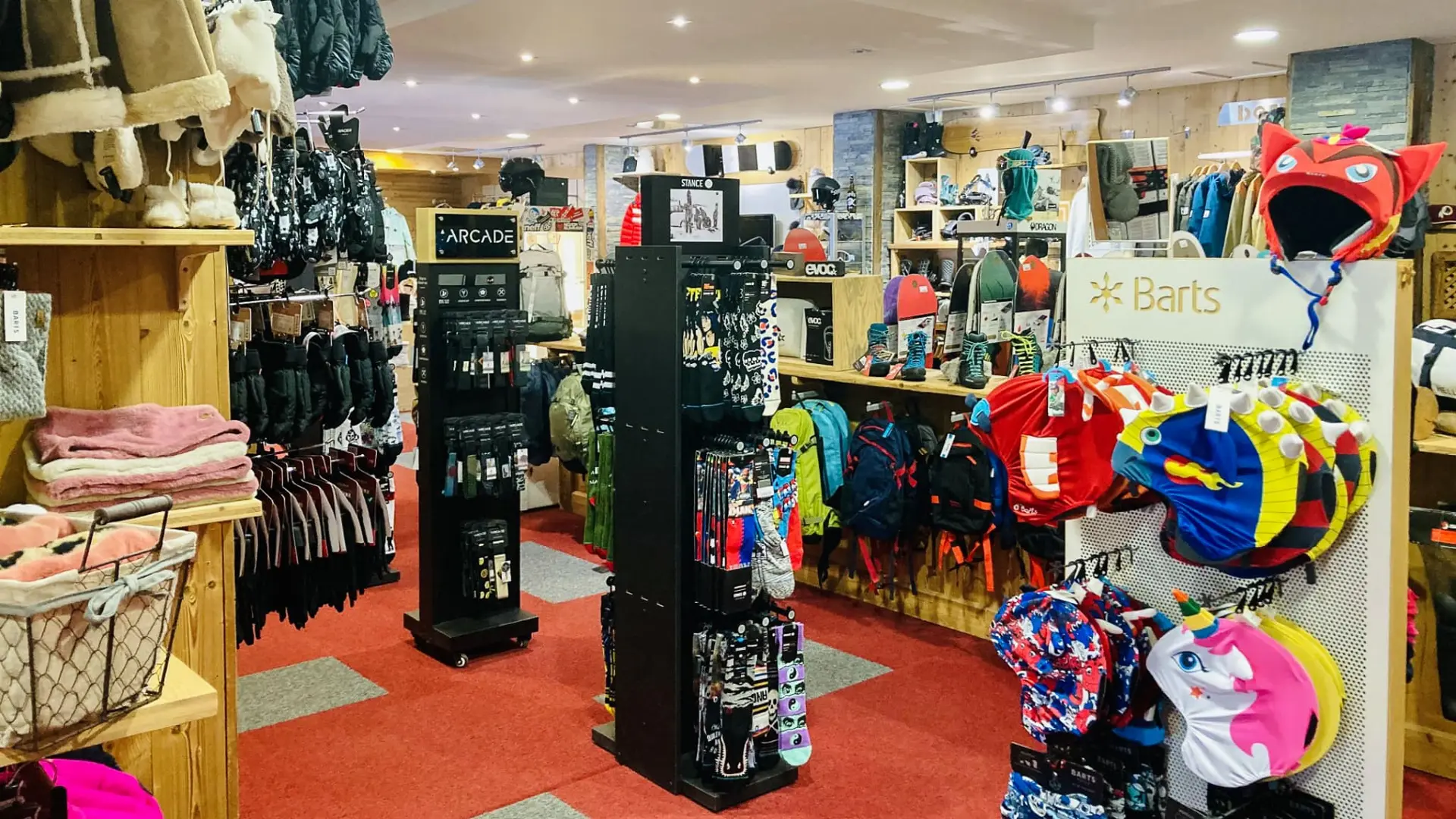 Intérieur du magasin Extrem Mountain (couvre casque enfant et sac-à-dos)