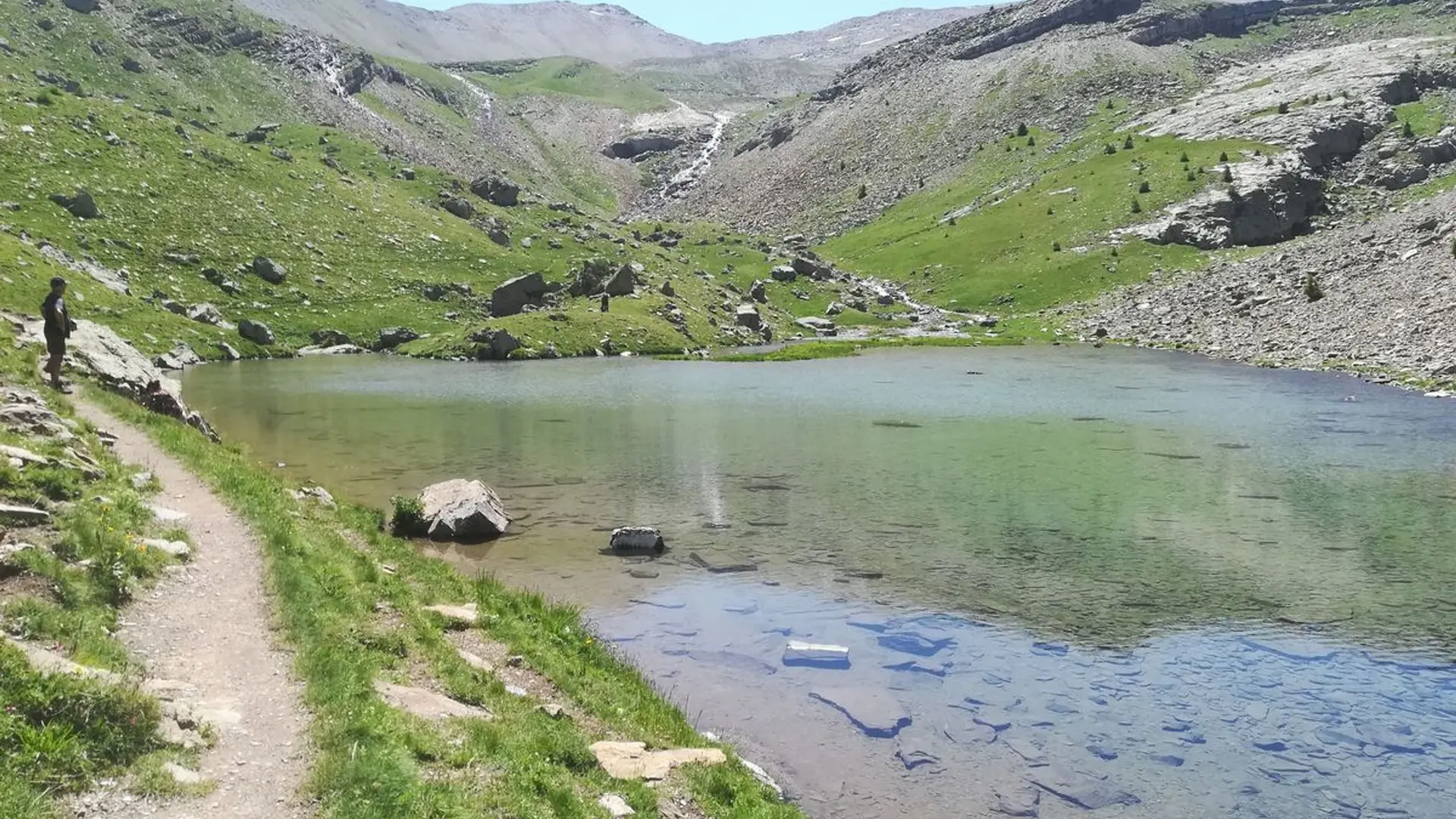Lac du Crachet et ses montagnes