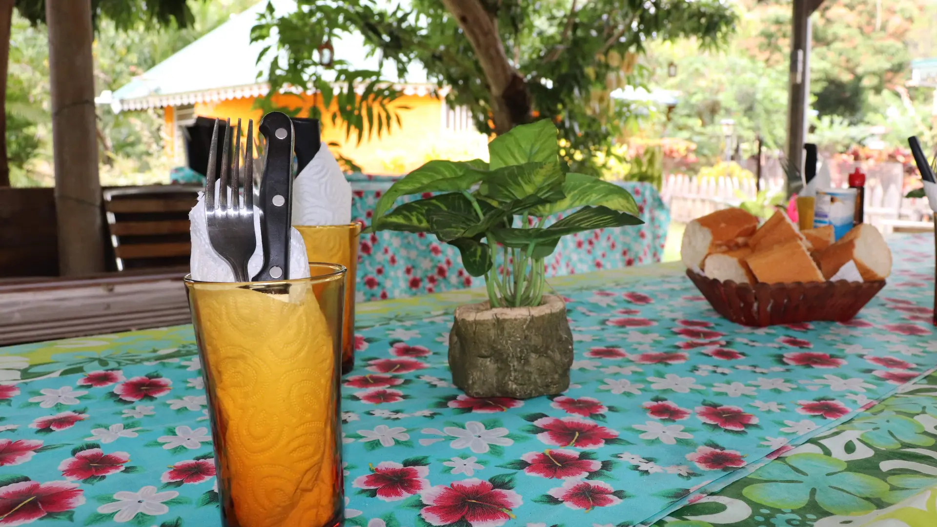 table, houailou, chez christelle