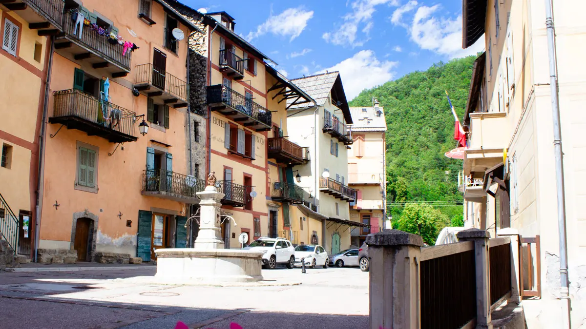 place du village et fontaine