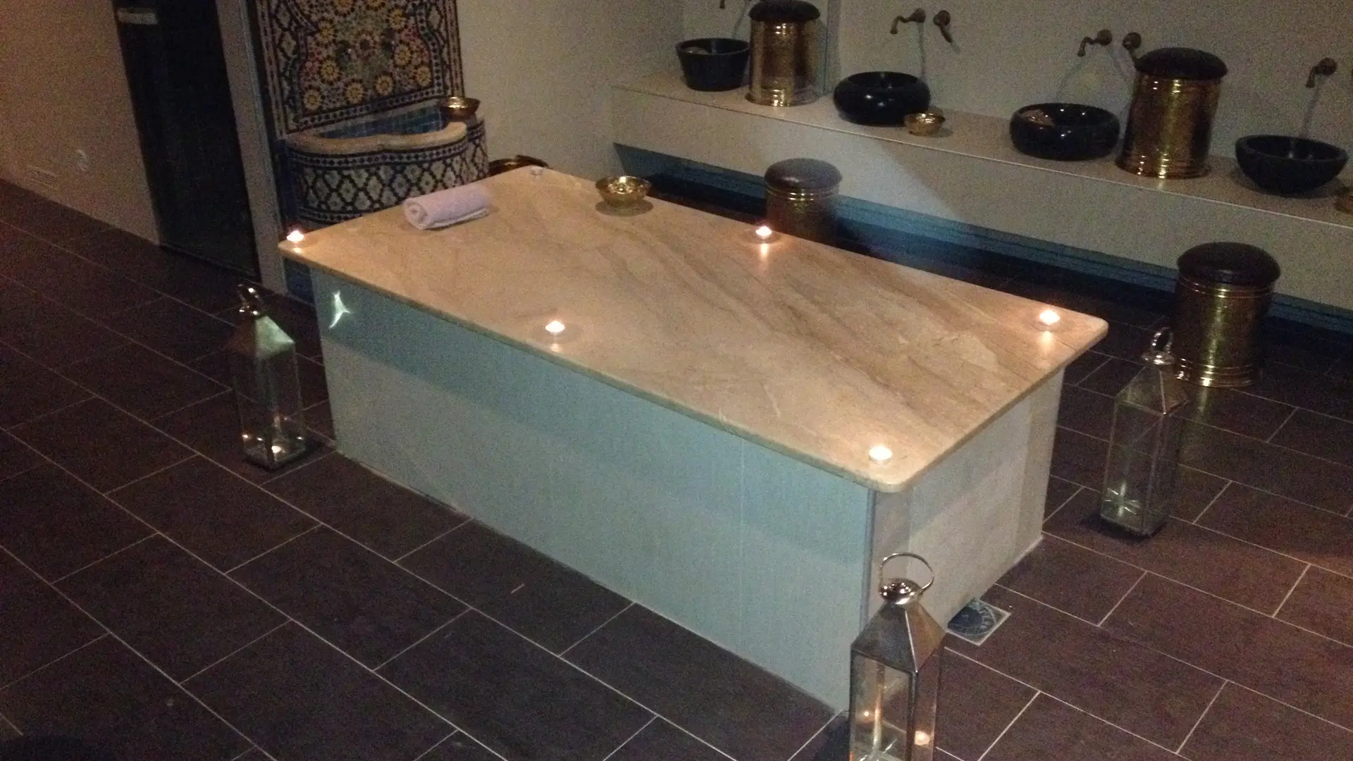 Table de gommage dans le Hammam