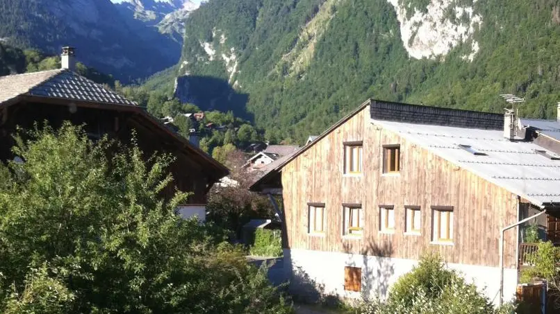 Façade ouest où se trouve la porte entrée avec Le Criou  en fond d'écran