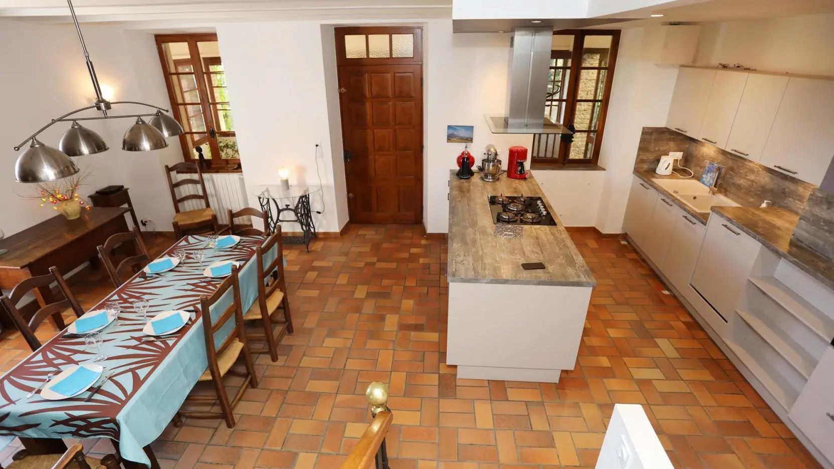 Espace repas et cuisine équipée