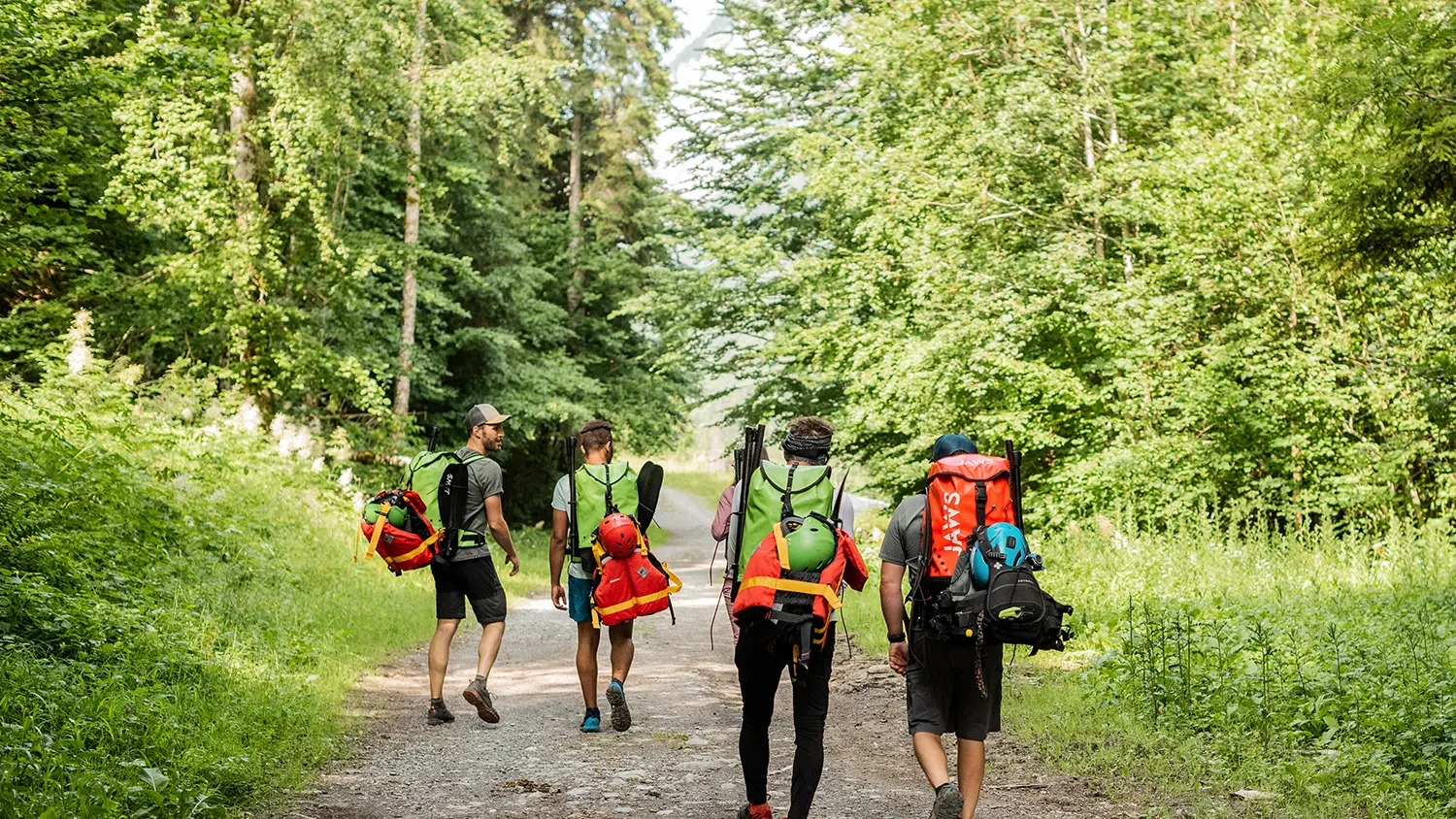 Randonnée pour remonter le lit de la rivière