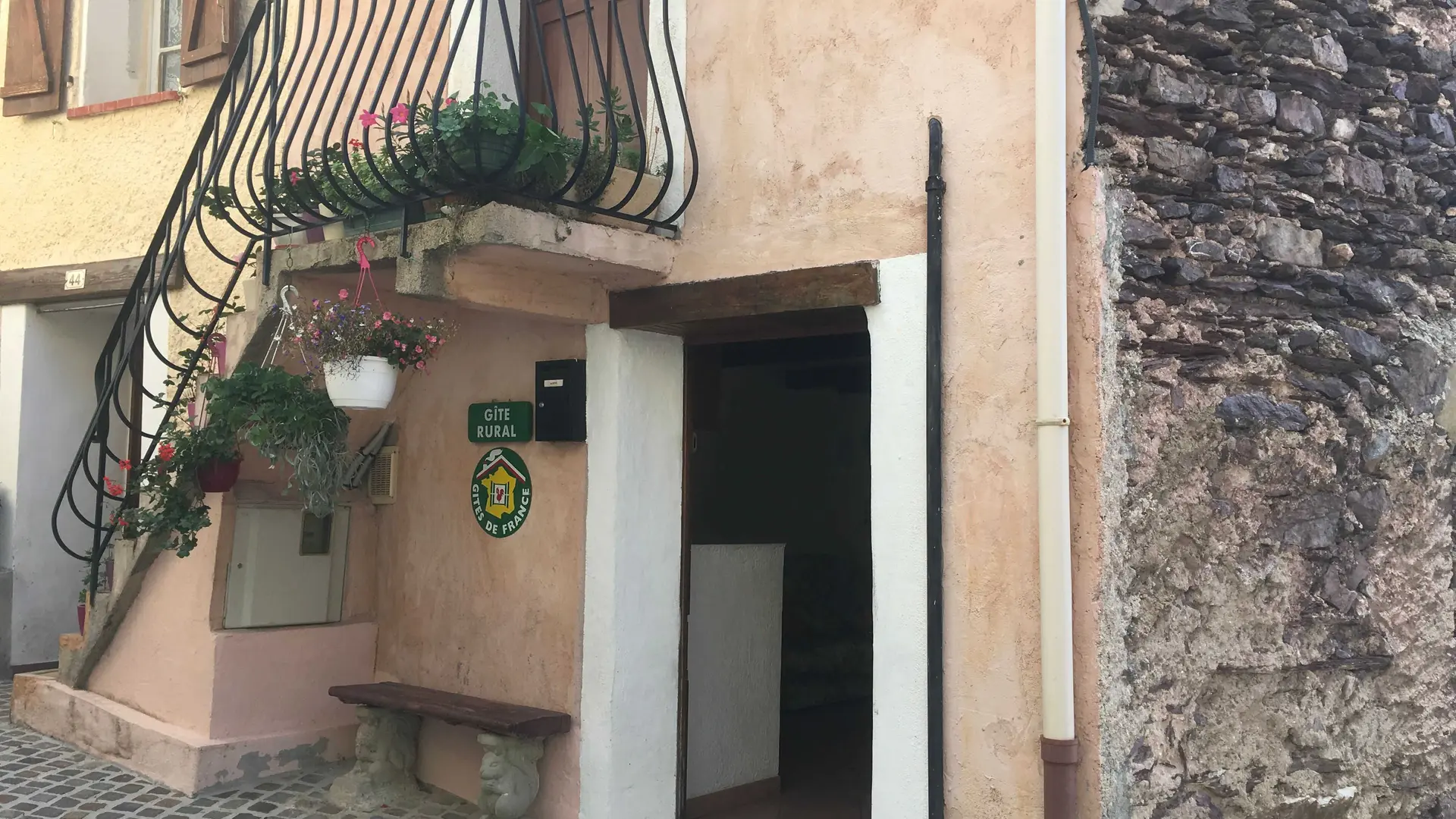 Gîte Le Rourois-Accès Rez de chaussée-Roure-Gîtes de France des Alpes-Maritimes