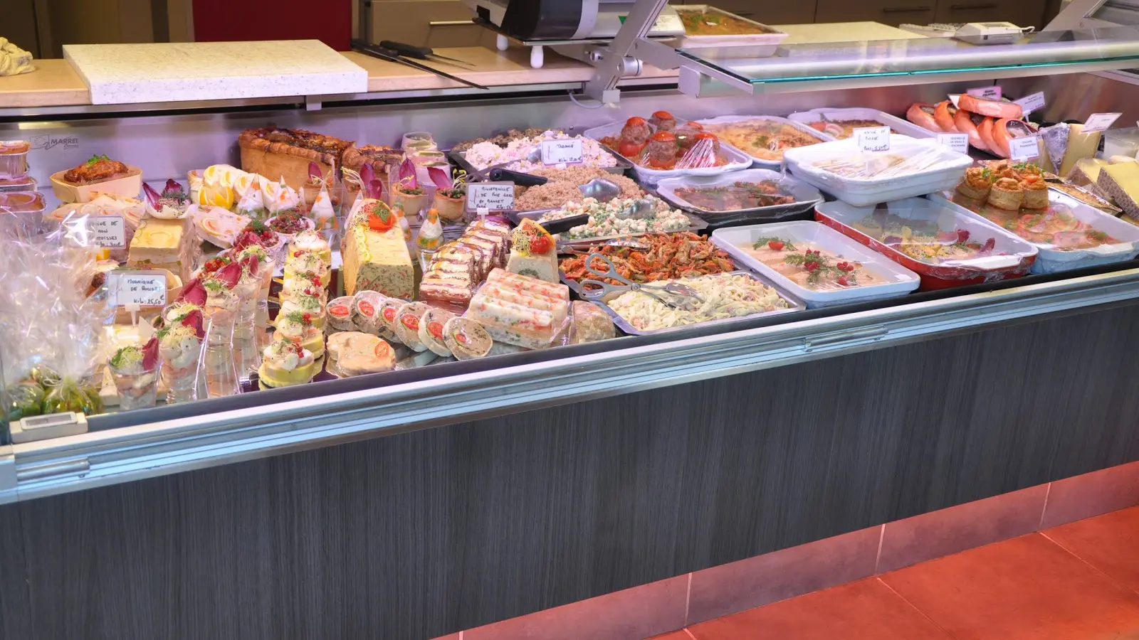 Banque réfrigérée avec un assortiment d'entrées, plats cuisinés...