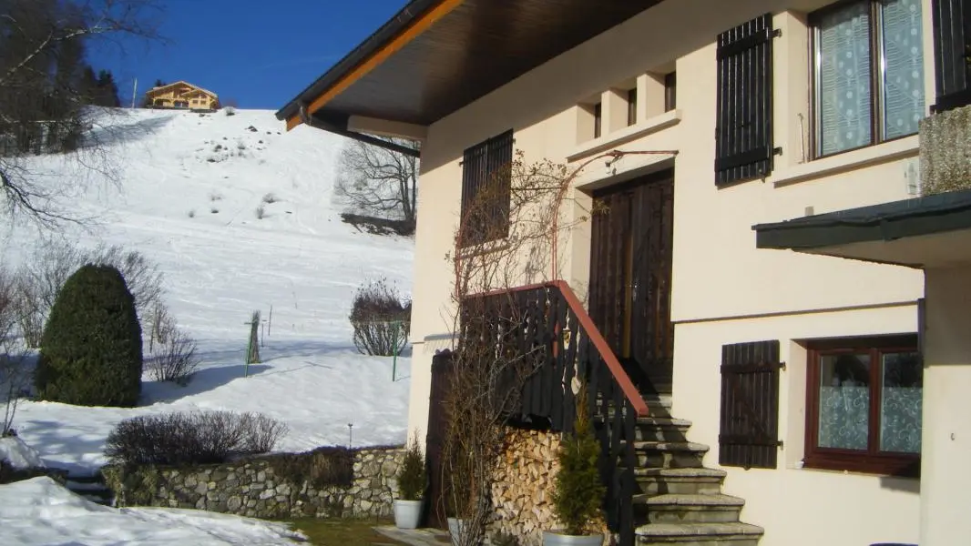 entrée principale donnant sur une cage d'escalier