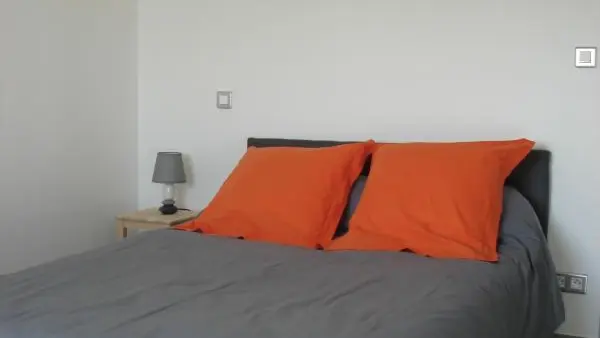 1 chambre avec 1 lit de 140/200 + 1 lit parapluie + table à langer
(draps option)