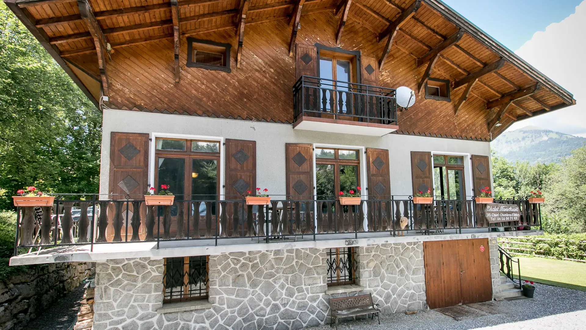 Chalet avec le soleil