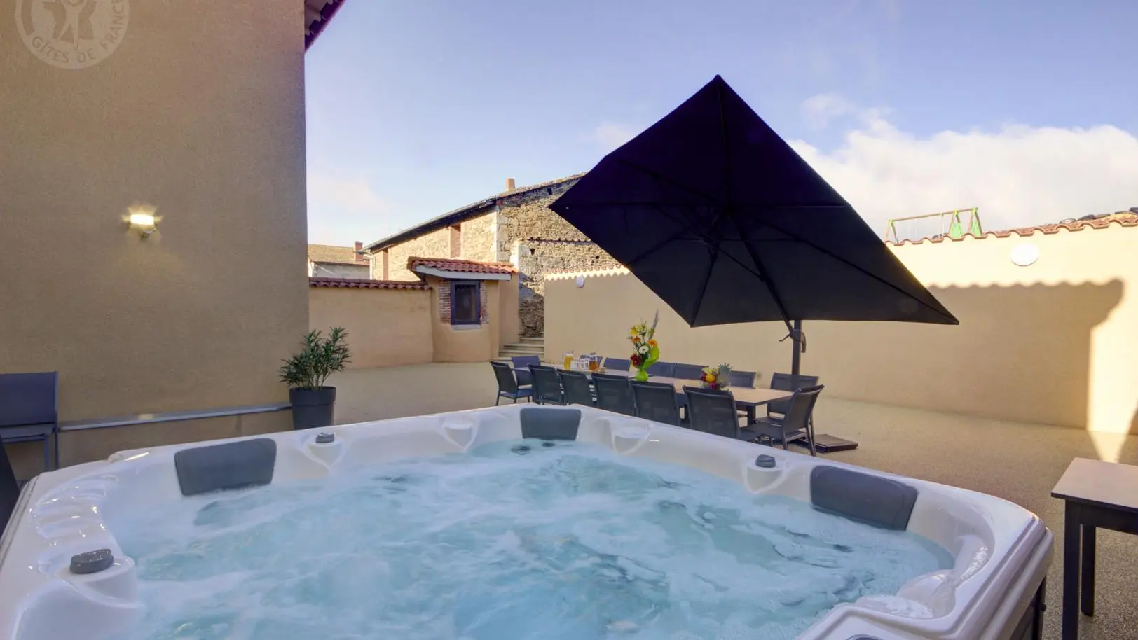 Grande terrasse avec jacuzzi