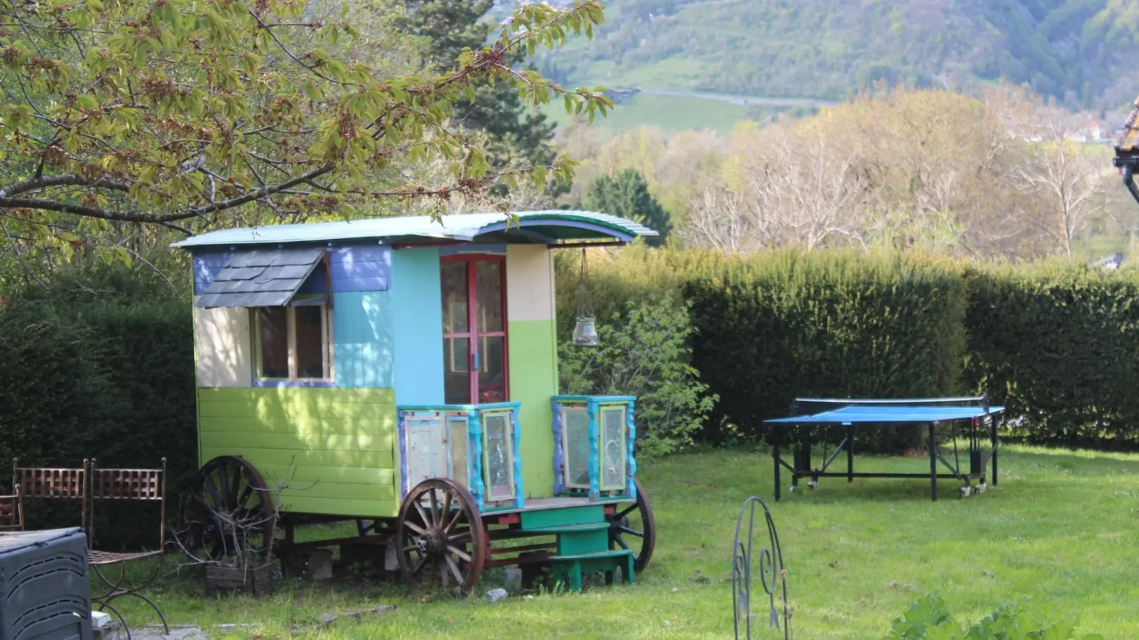 La roulotte des tous petits et divertissement pour tous dans le jardin du Chapô Julô