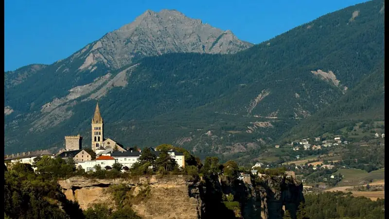 Embrun, site religieux aux portes du Parc national des Ecrins