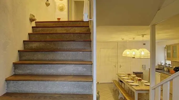 Hall d'entrée avec escalier vers les chambres