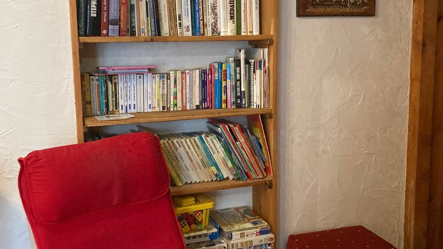 Bibliothèque avec jeux