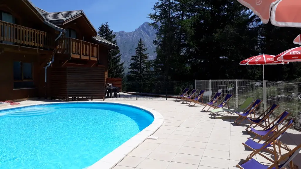 Bar restaurant Le Red Cap avec piscine à Superdévoluy, Dévoluy, Hautes-Alpes