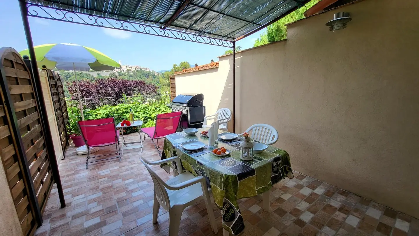 Gîte Belle Vue Saint Pauloise-Terrasse couverte-Saint Paul de Vence-Gîtes de France Alpes-Maritimes