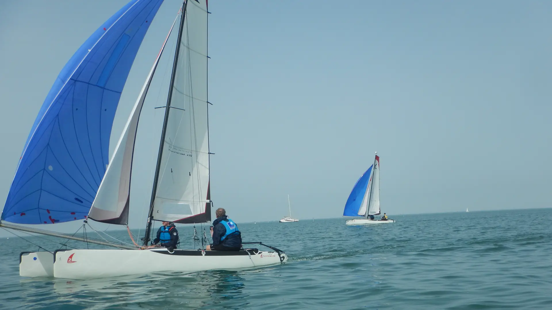 Tiempo tranquilo con spinnaker