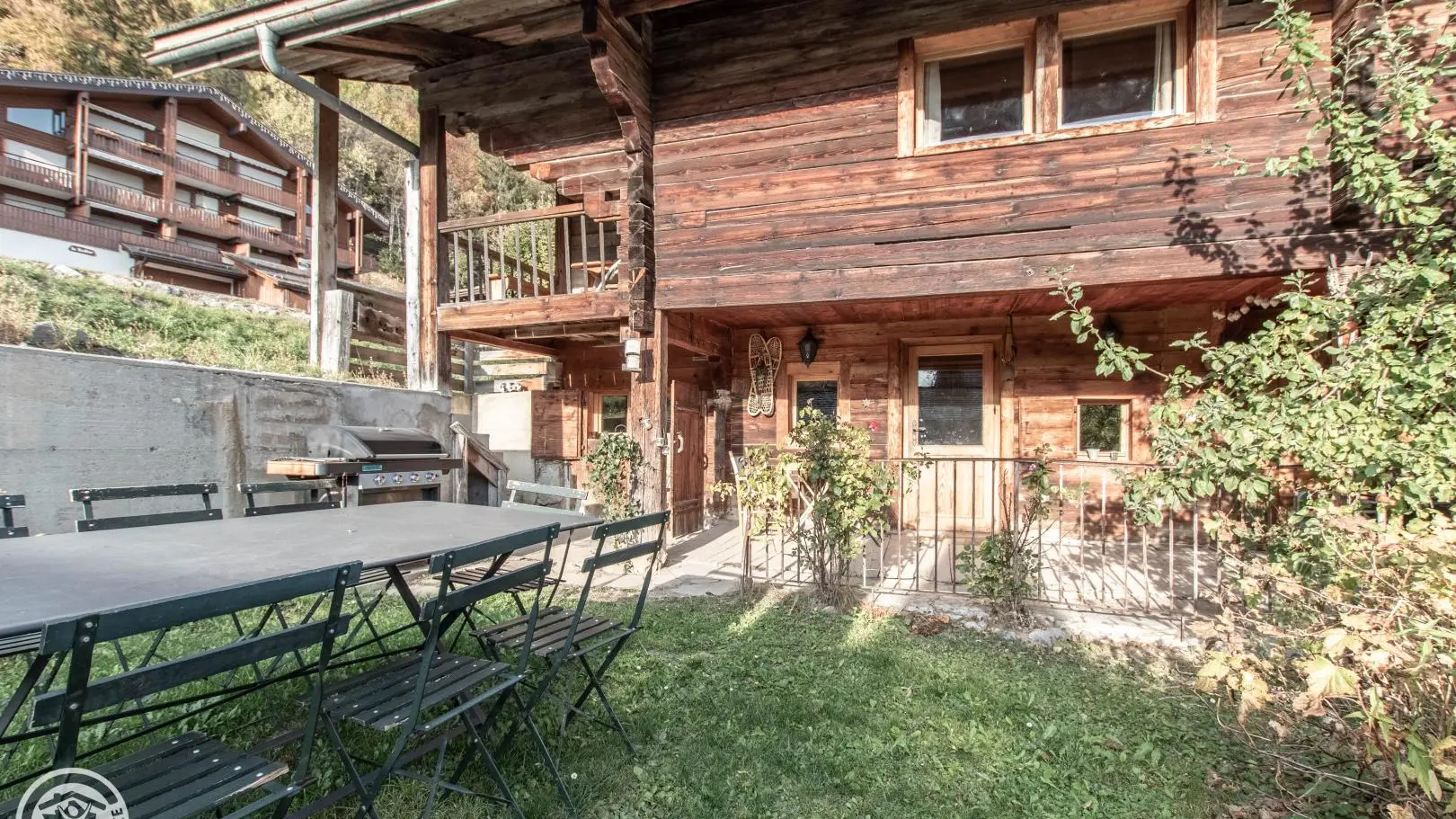 Jardin privatif et entrée du gîte
