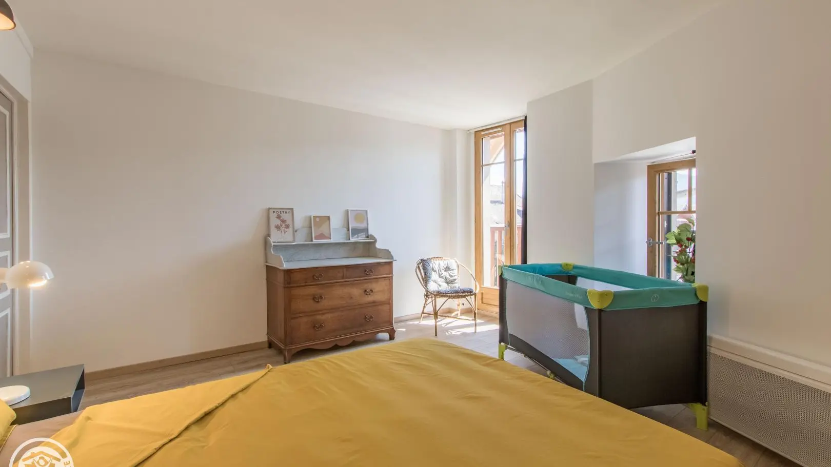 Chambre parentale, vue sur le petit balcon