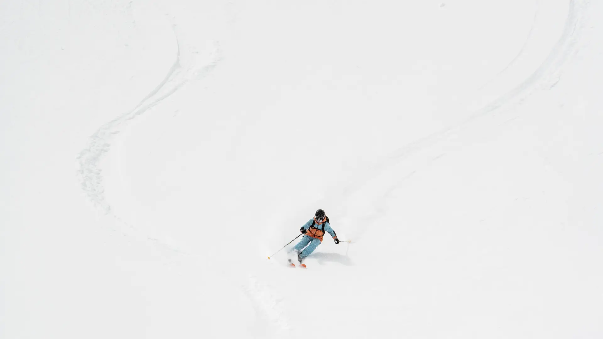 Monitrice qui ski en hors piste