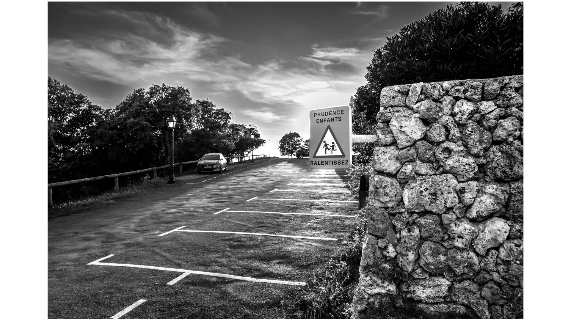 Parking derrière l'église