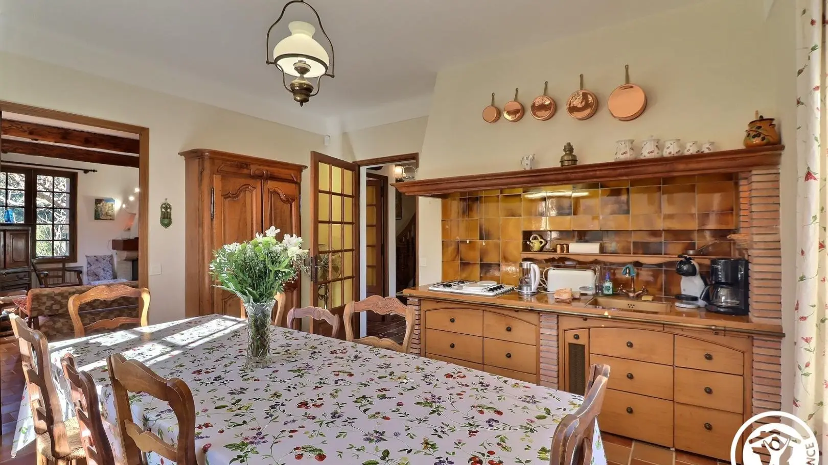 Salle à manger avec coin petit-déjeuner