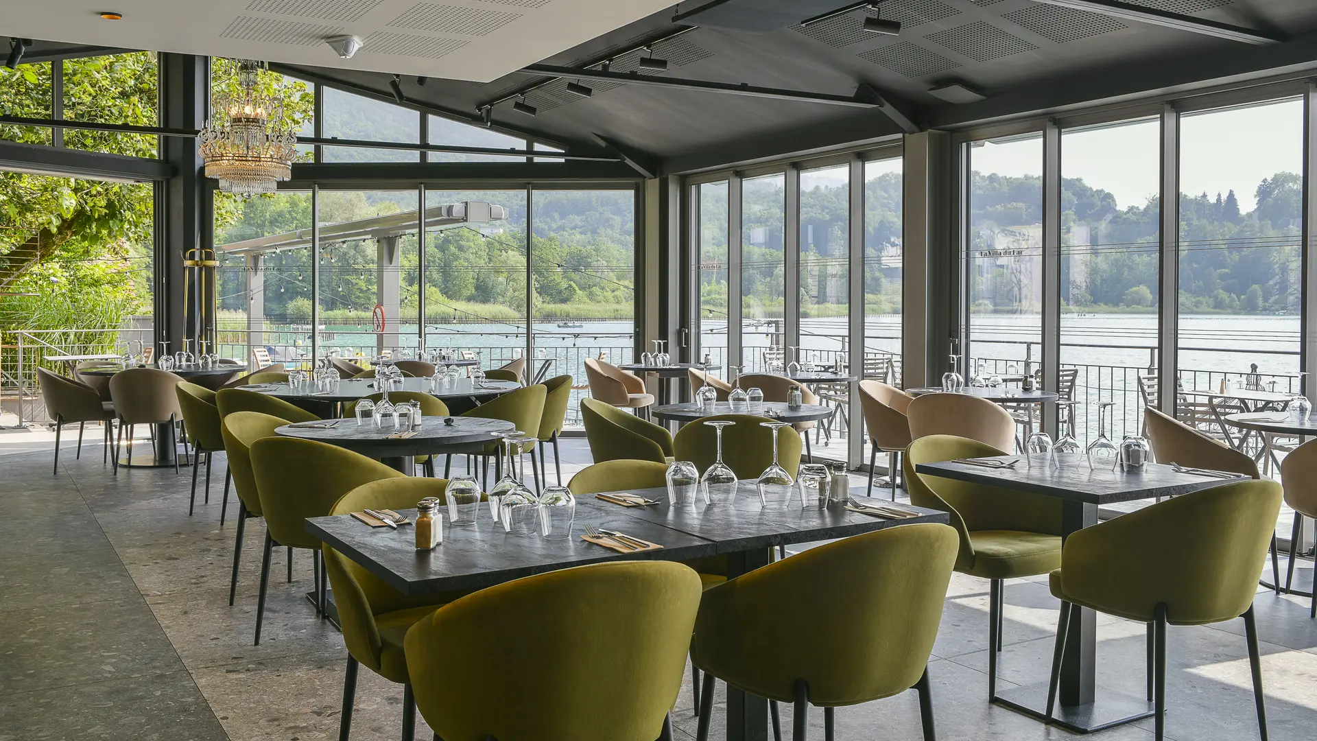 Salle avec vue lac