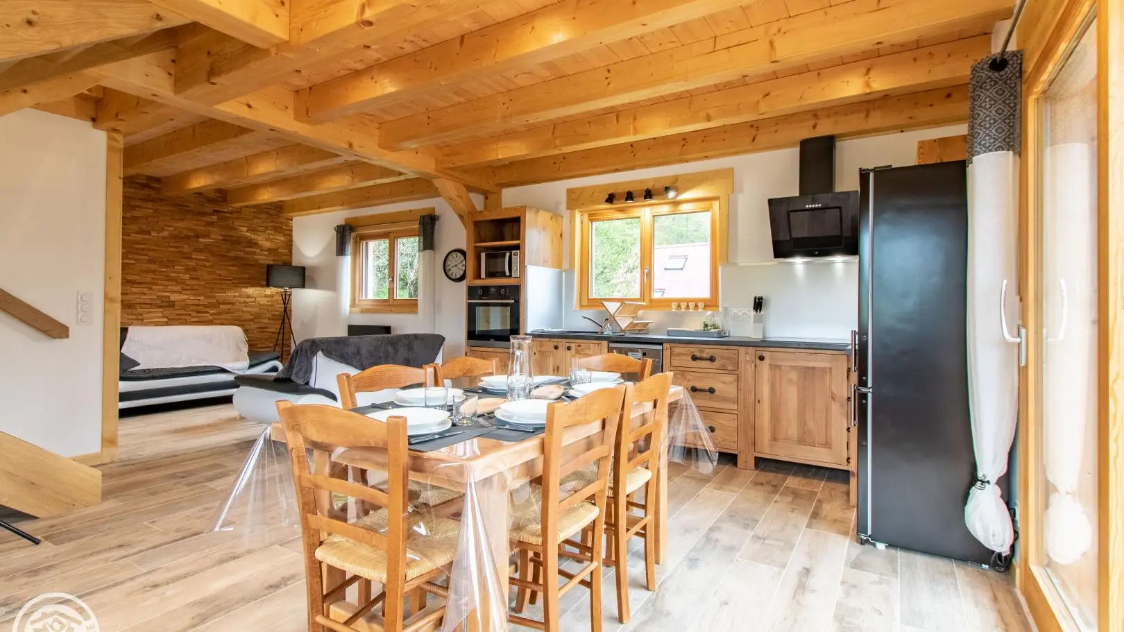 Espace repas, cuisine et espace détente
