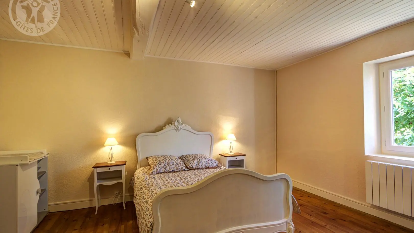 Chambre n°1 (1 lit 140) + table à langer et lit bébé
