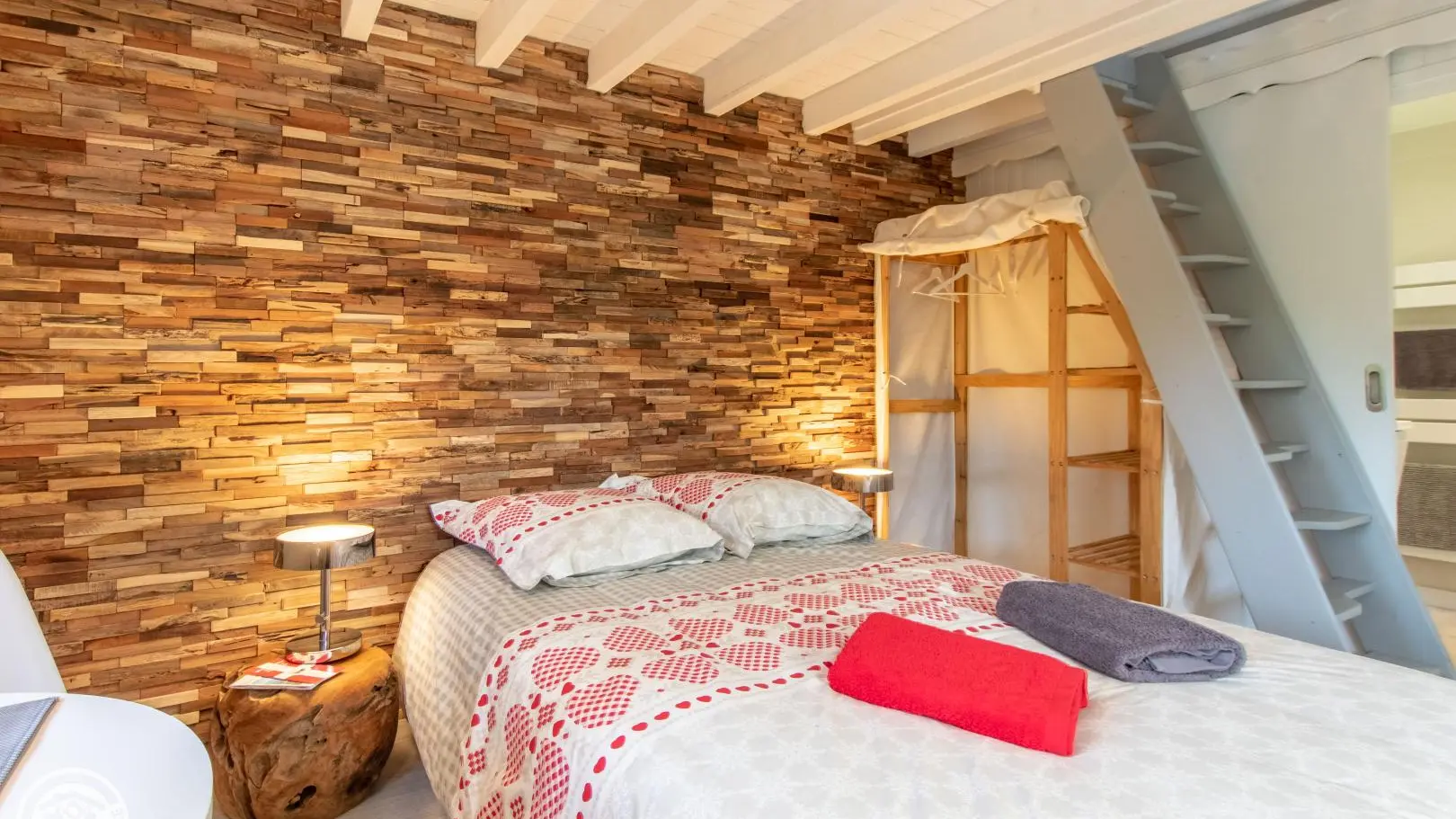 Chambre, rangements, salle d'eau et accès étage