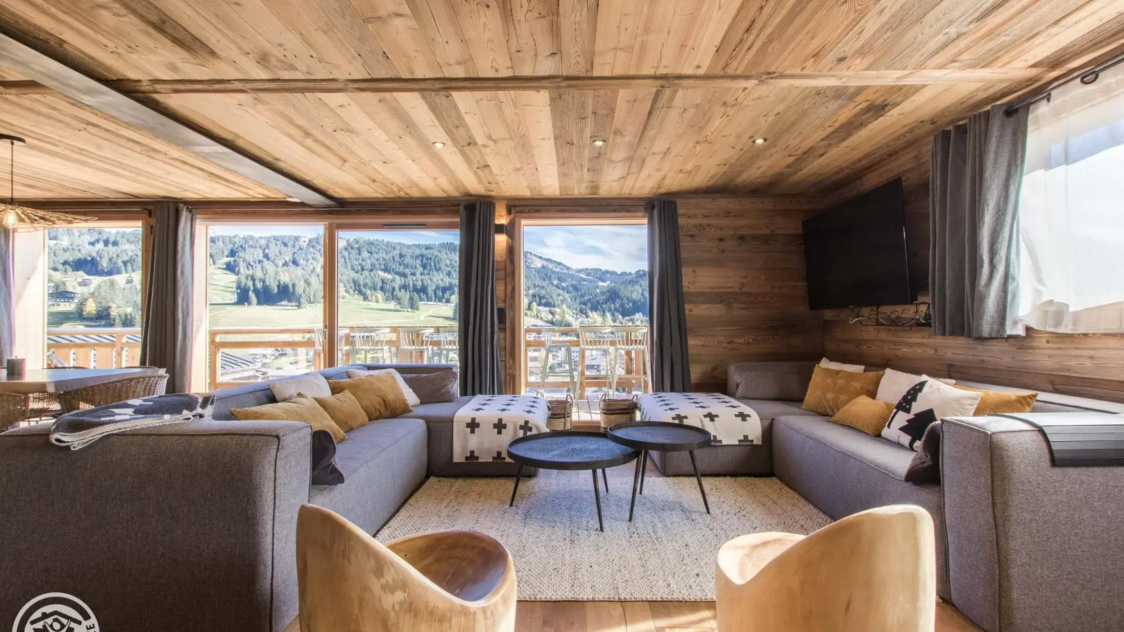 salon composé de 10 places assises, cheminée et vue sur les pistes.